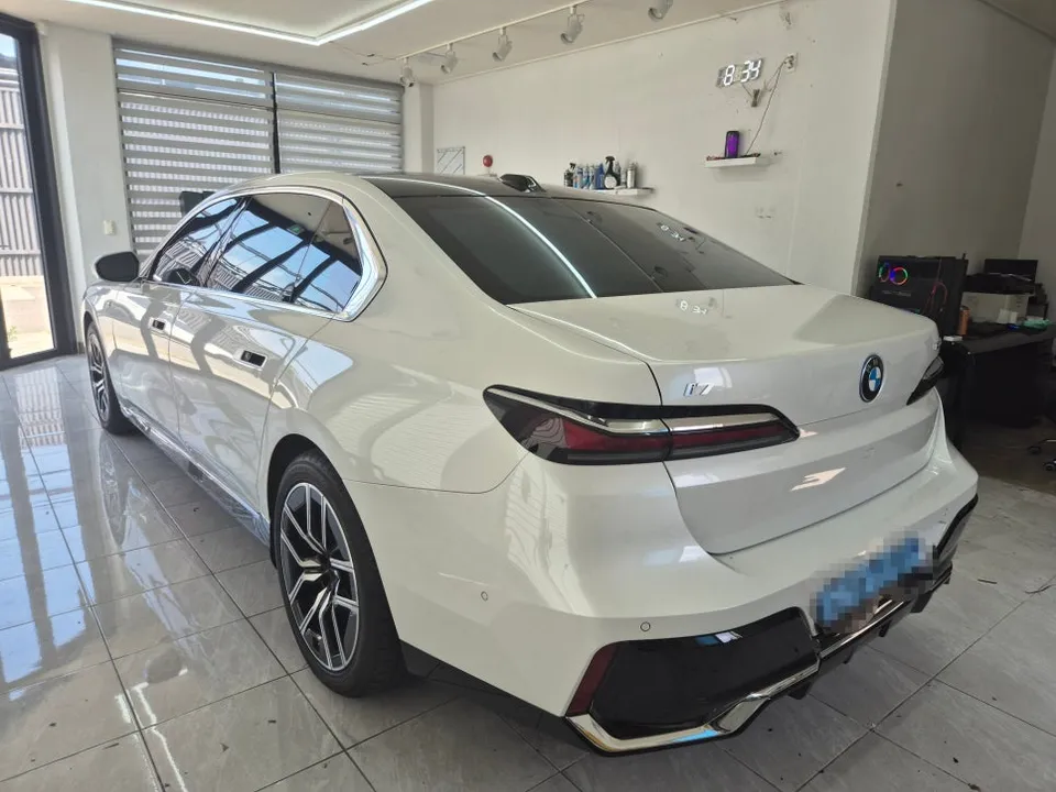 BMW 7 Seriesのカーラッピング事例|費用目安・仕上がり 施工写真 1-2