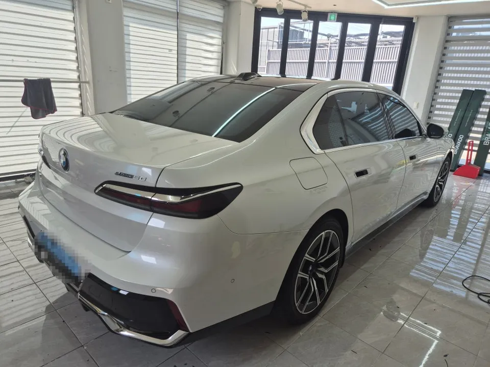 BMW 7 Seriesのカーラッピング事例|費用目安・仕上がり 施工写真 2-2