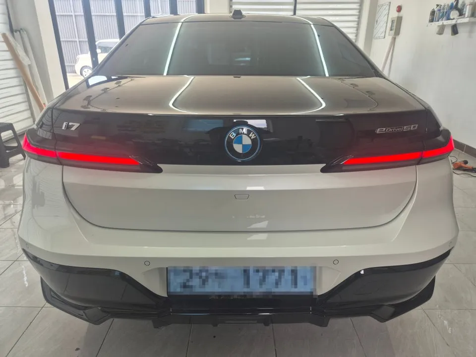 BMW 7 Seriesのカーラッピング事例|費用目安・仕上がり 施工写真 4-2