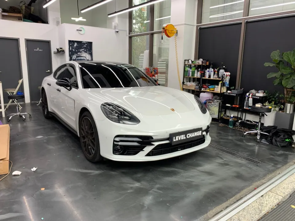 Porsche Panamera 4のカーラッピング事例 施工写真 2
