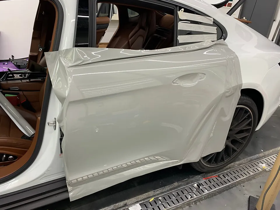 Porsche Panamera 4のカーラッピング事例 施工写真 4