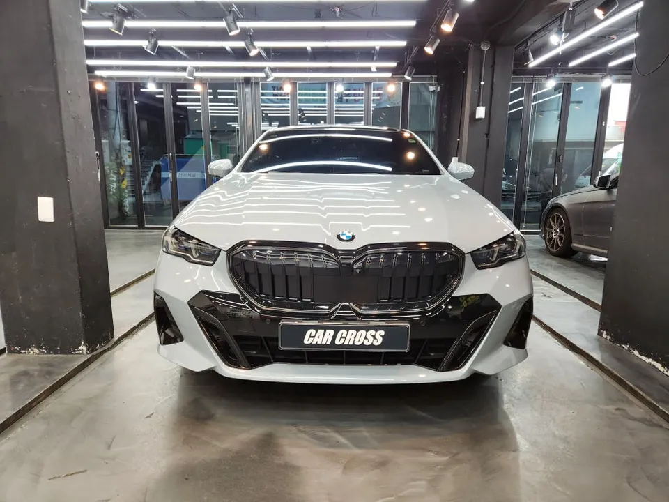 BMW 5 Series G60 PPF施工事例:事故からの全体保護 施工写真 3-3
