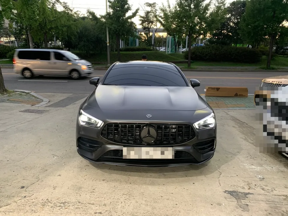Mercedes-Benz CLA 250のカーラッピング事例：サテンダークバサルト 施工写真 2-1