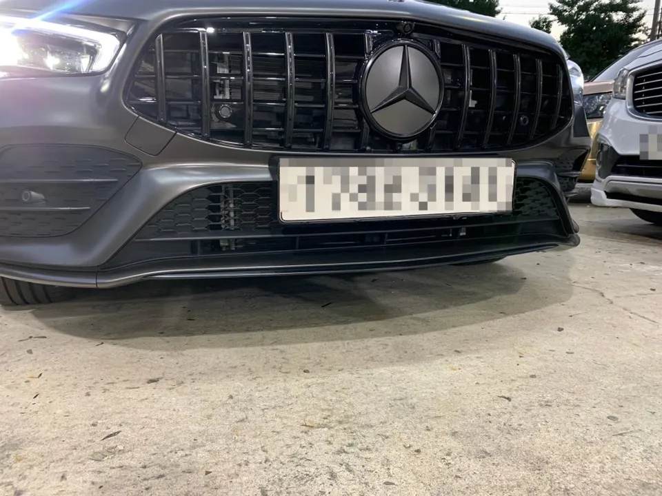 Mercedes-Benz CLA 250のカーラッピング事例：サテンダークバサルト 施工写真 1-2