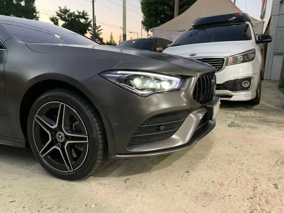 Mercedes-Benz CLA 250のカーラッピング事例：サテンダークバサルト 施工写真 2-2