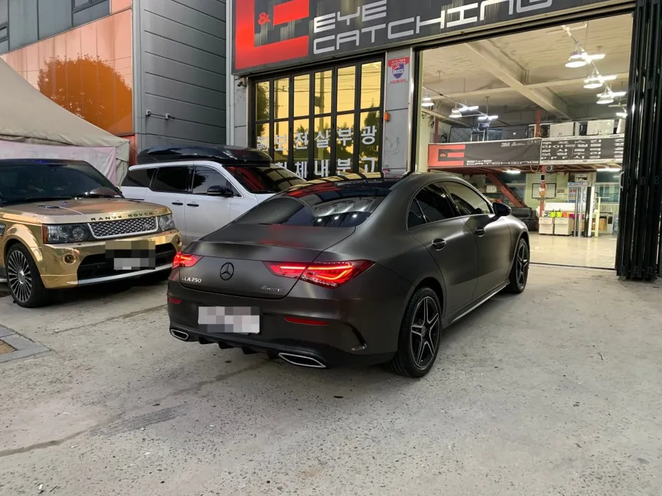 Mercedes-Benz CLA 250のカーラッピング事例：サテンダークバサルト 施工写真 2-3