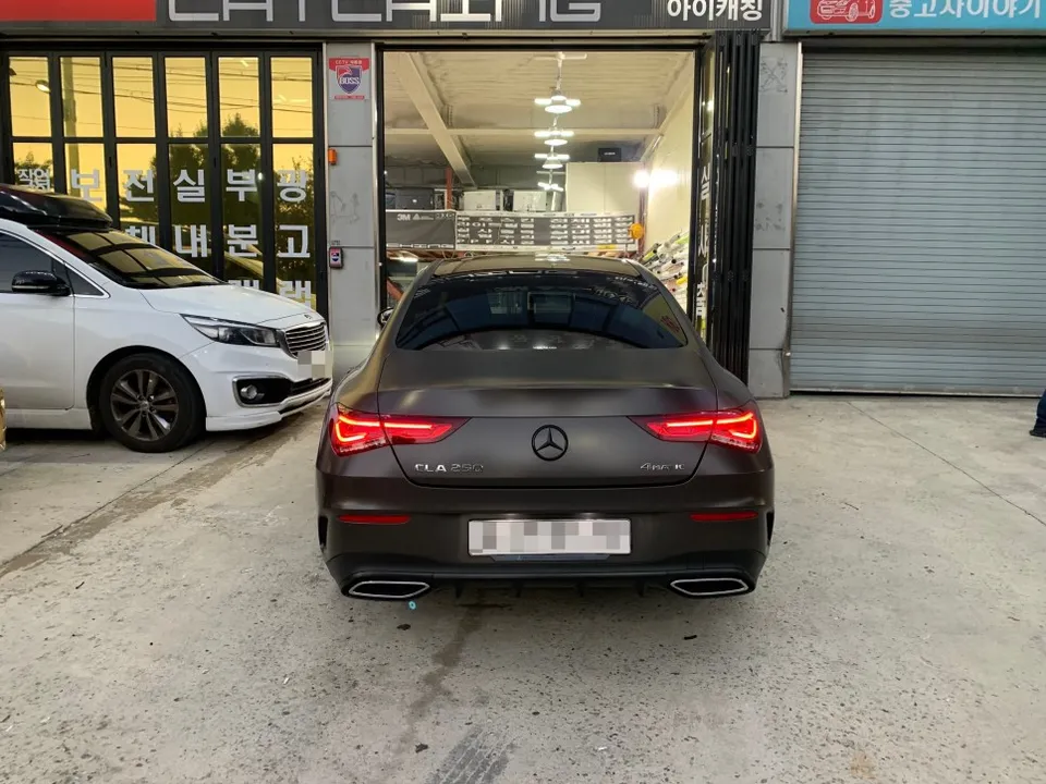 Mercedes-Benz CLA 250のカーラッピング事例：サテンダークバサルト 施工写真 3-3