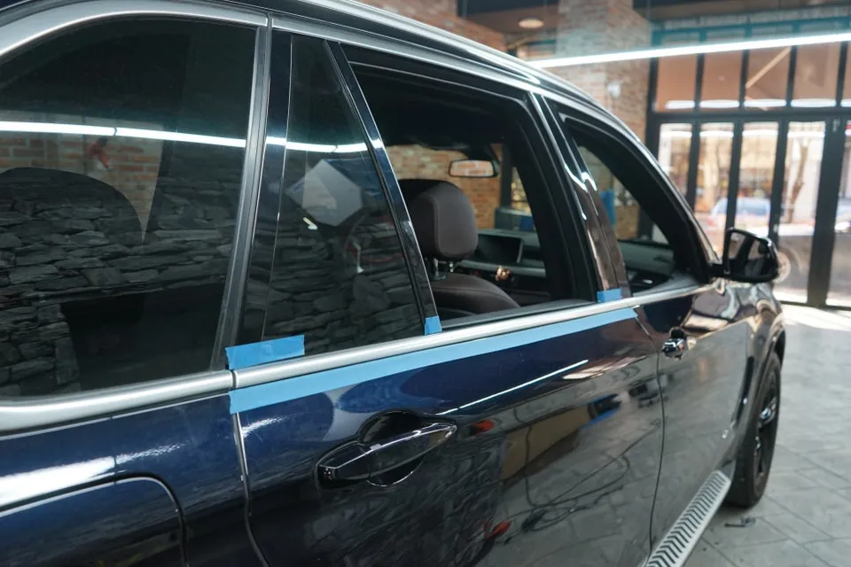 BMW X5 カーラッピング事例|クローム除去と艶黒フィルム施工 施工写真 2-1