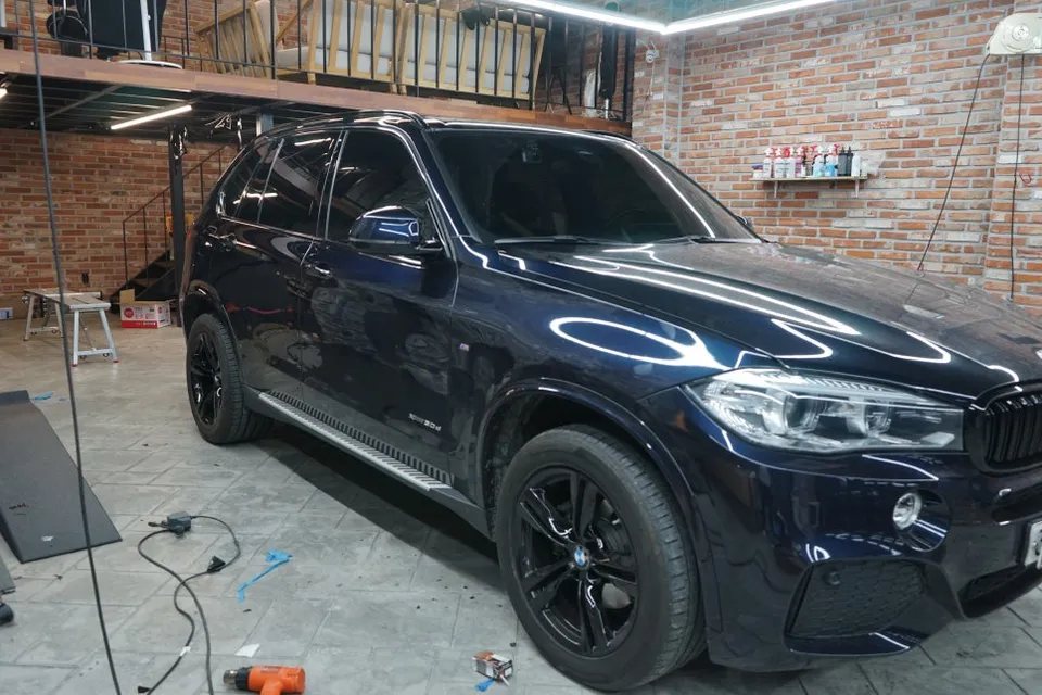BMW X5 カーラッピング事例|クローム除去と艶黒フィルム施工 施工写真 3-2