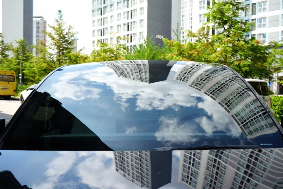 Tesla Model Yのカーフィルム施工事例｜明るい濃度選択 施工写真 2-1