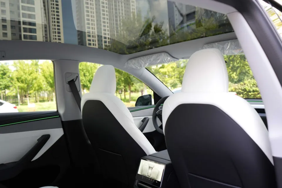 Tesla Model Yのカーフィルム施工事例｜明るい濃度選択 施工写真 3-1