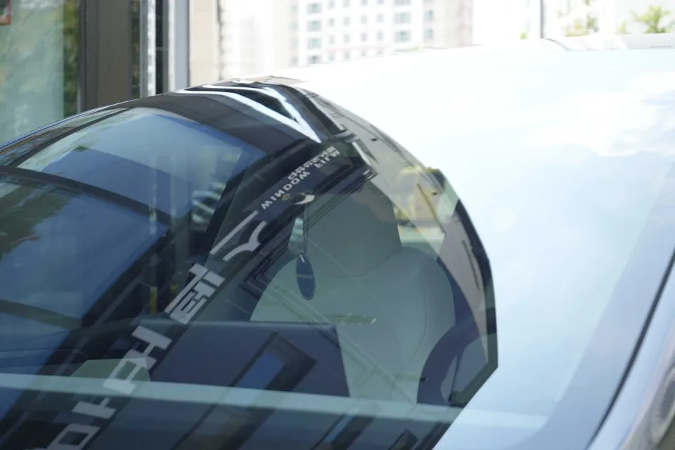 Tesla Model Yのカーフィルム施工事例｜明るい濃度選択 施工写真 4-1