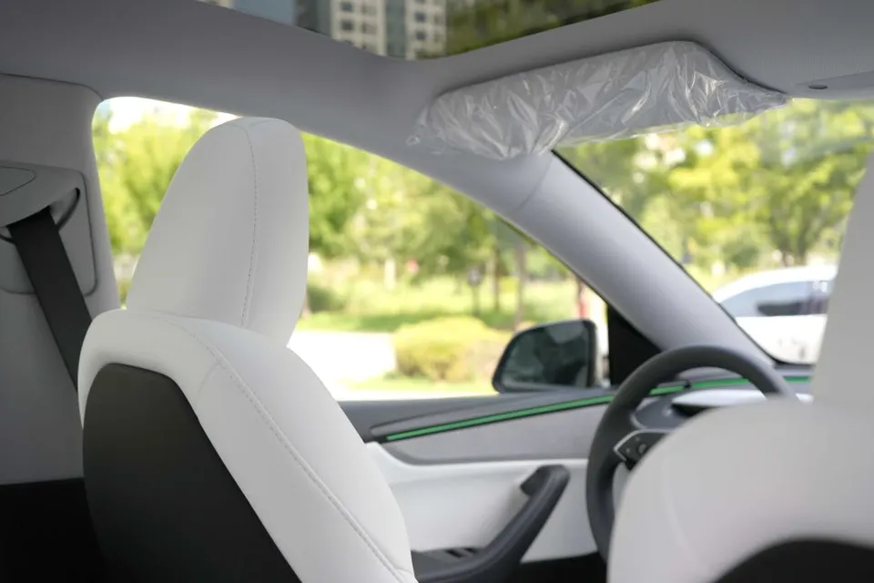 Tesla Model Yのカーフィルム施工事例｜明るい濃度選択 施工写真 3-2