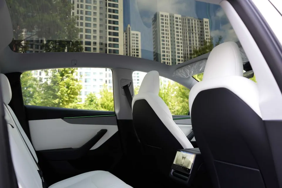 Tesla Model Yのカーフィルム施工事例｜明るい濃度選択 施工写真 1-3