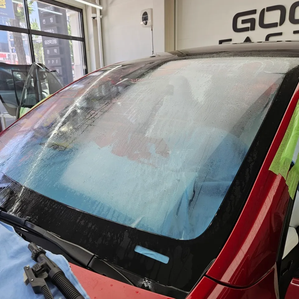 Tesla Model Yのカーフィルム施工事例 施工写真 2-2