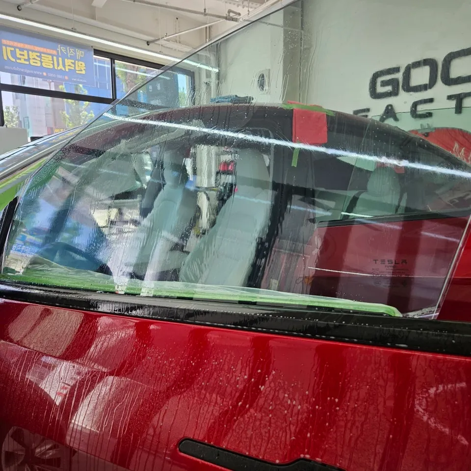 Tesla Model Yのカーフィルム施工事例 施工写真 4-2