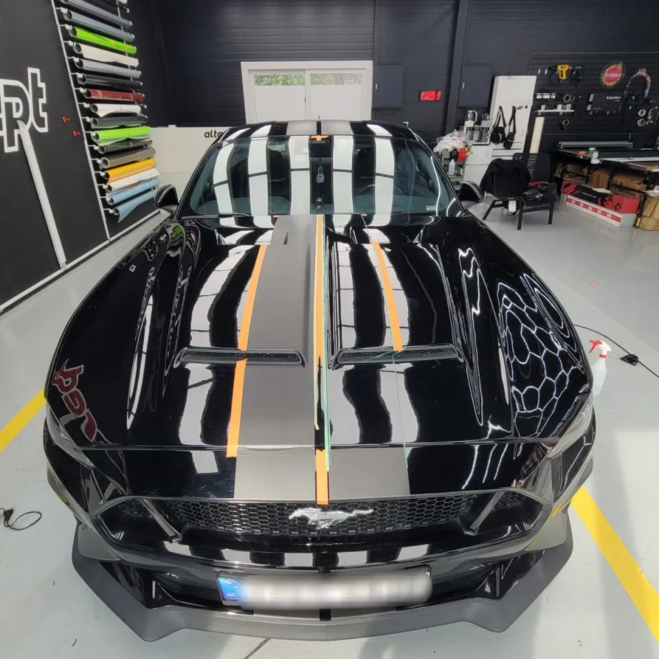 Ford Mustangのカーラッピング事例 施工写真 4-2