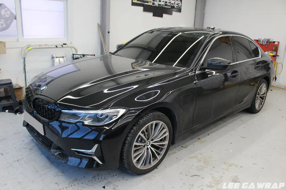 BMW 3 Seriesのカーラッピング事例|クロームをブラック化 施工写真 2-2