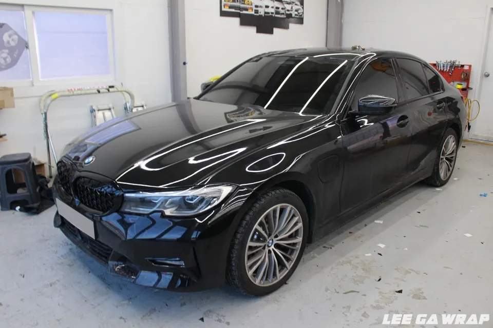 BMW 3 Seriesのカーラッピング事例|クロームをブラック化 施工写真 3-2