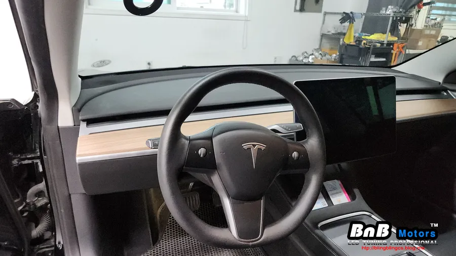 Tesla Model 3 steering wheel - Tesla Model 3 Yoke Steering Wheel Customization Review photo 3