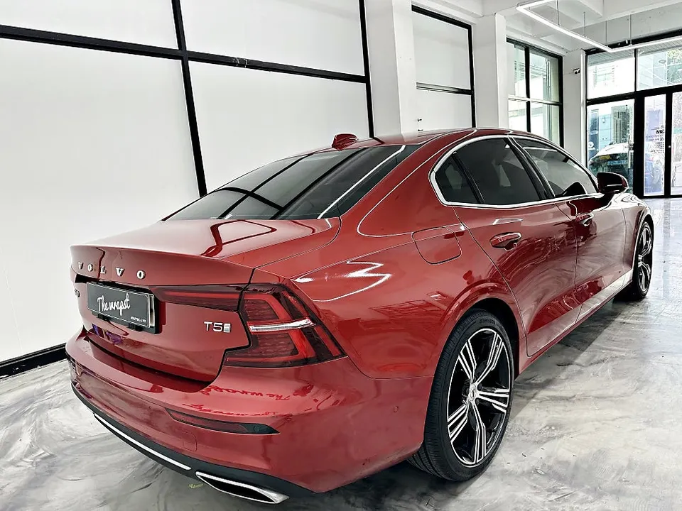 Volvo S60のカーラッピング事例|費用目安・仕上がり 施工写真 2-1