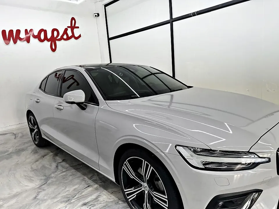 Volvo S60のカーラッピング事例|費用目安・仕上がり 施工写真 2-3