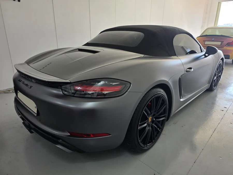 Porsche 718 Boxsterのカーラッピング事例｜サテンダークグレー 施工写真 1-3