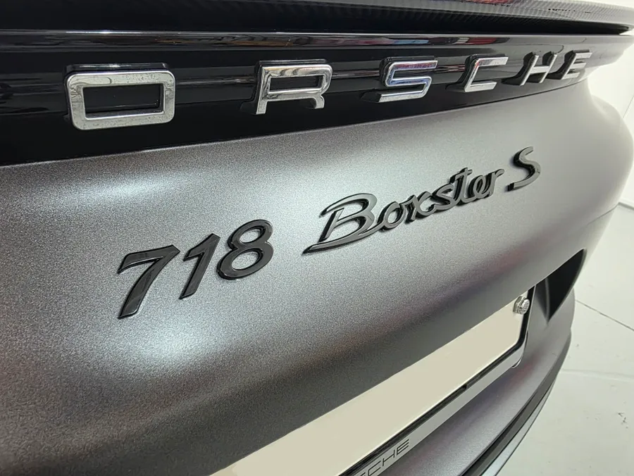 Porsche 718 Boxsterのカーラッピング事例｜サテンダークグレー 施工写真 2-3