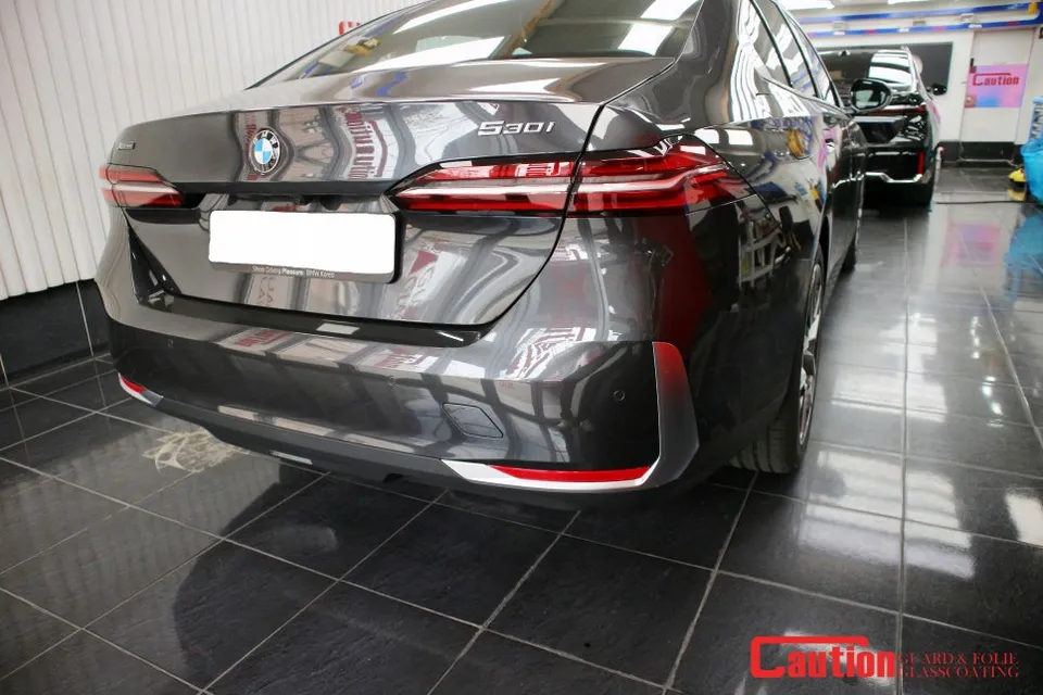 BMW 5 Series G30 カーラッピング事例：クローム除去でブラックアウト 施工写真 3-1