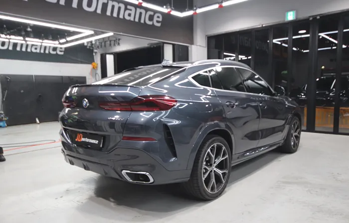 BMW X6 G06のカーラッピング事例|サテンブラックの高級感 施工写真 3-1