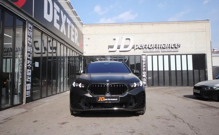 BMW X6 G06のカーラッピング事例|サテンブラックの高級感 施工写真 1-2