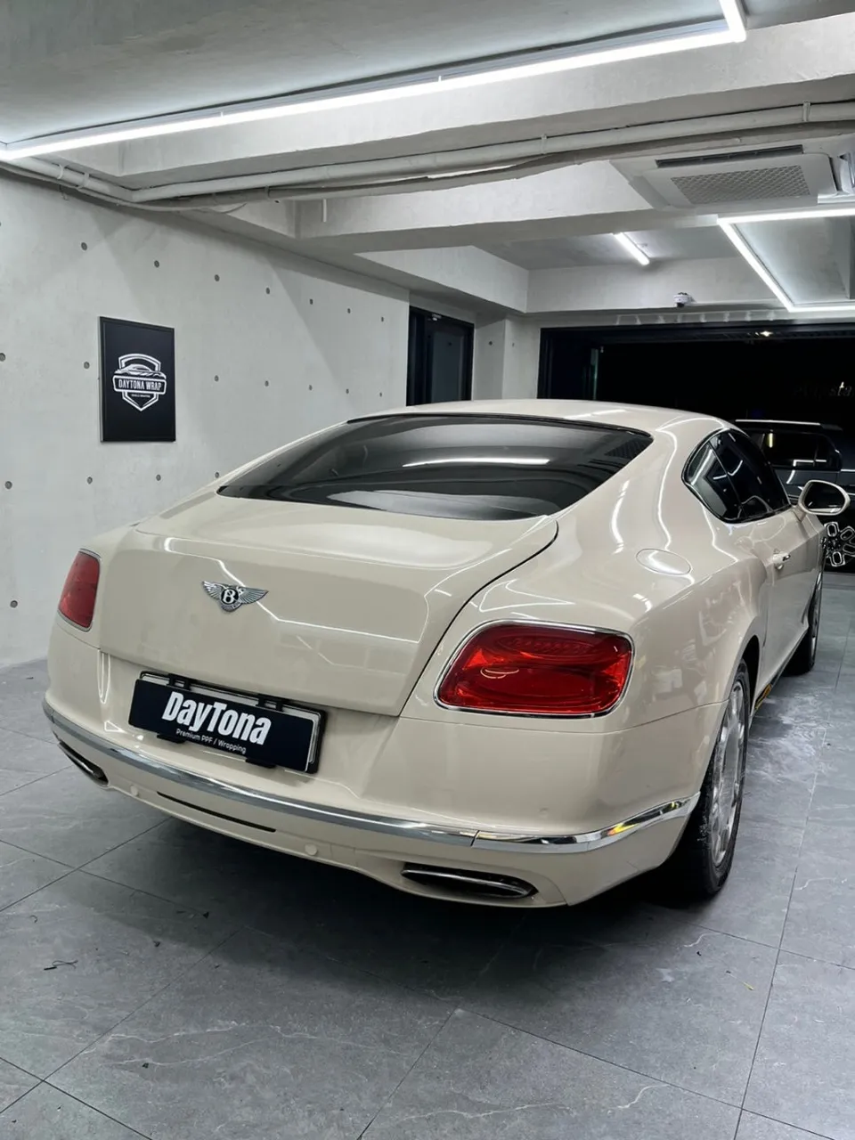 Bentley Continental GTのカーラッピング事例｜費用目安・仕上がり 施工写真 3-3