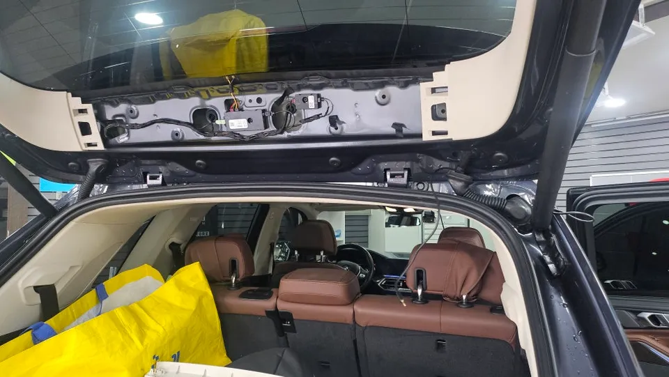 BMW X5のドライブレコーダー取付事例 施工写真 2-2