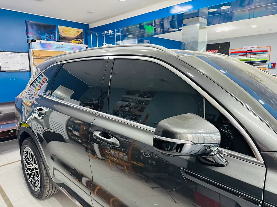 Kia Sorentoのカーラッピング事例 施工写真 3-1