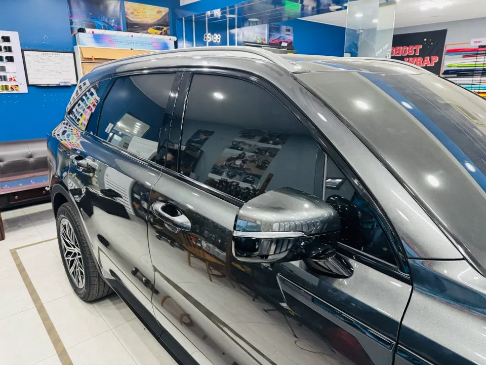 Kia Sorentoのカーラッピング事例 施工写真 4-1