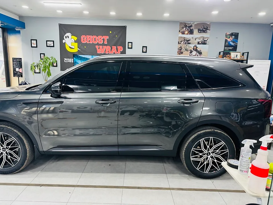 Kia Sorentoのカーラッピング事例 施工写真 4-2