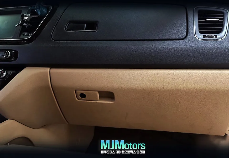 Kia Carnival ambient lighting - Kia Carnival Ambient Lighting Review — Enhanced Interior Mood photo 3