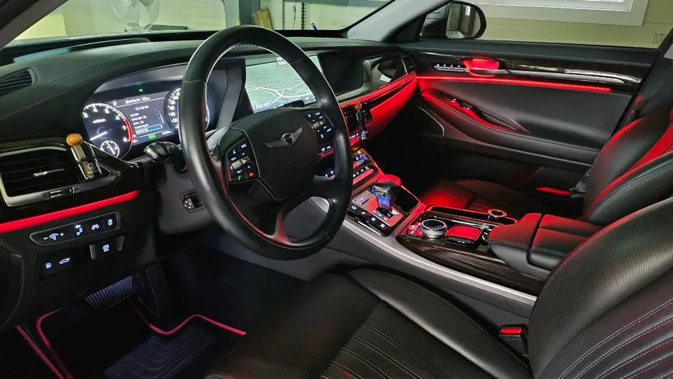 Genesis EQ900 ambient lighting - Genesis EQ900 Ambient Lighting Review: Brighter Interior photo 3
