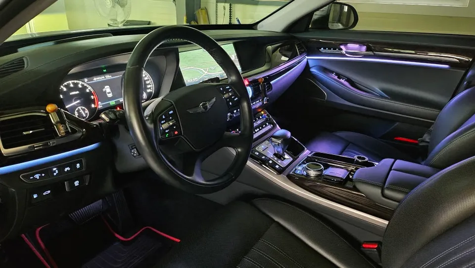 Genesis EQ900 ambient lighting - Genesis EQ900 Ambient Lighting Review: Brighter Interior photo 4