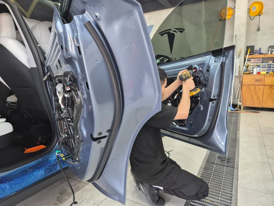 Tesla Model Y Steering Wheel Customization Review photo 11