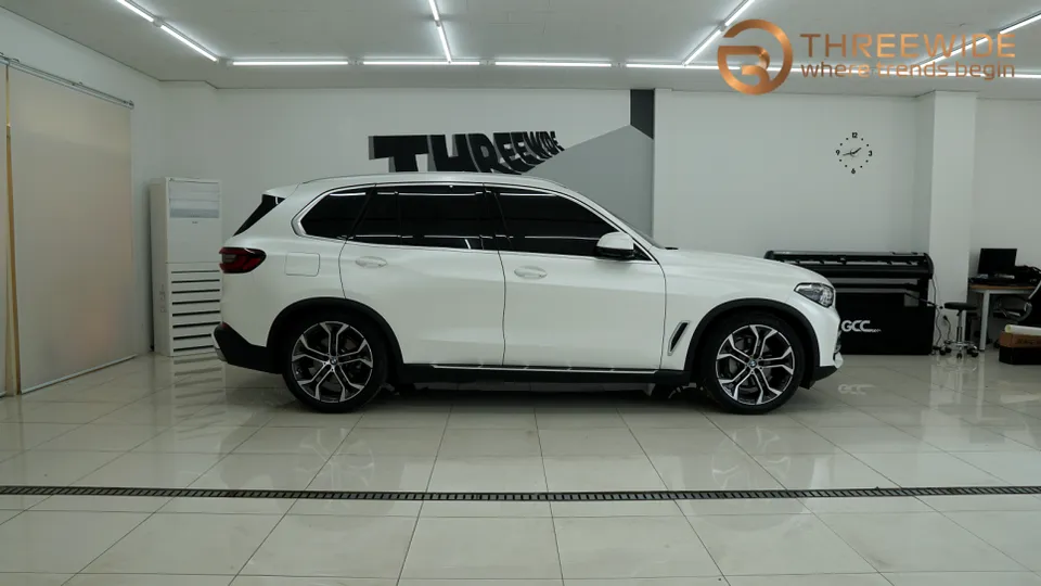 BMW X5のカーラッピング事例|サテンパールホワイト 施工写真 3-2