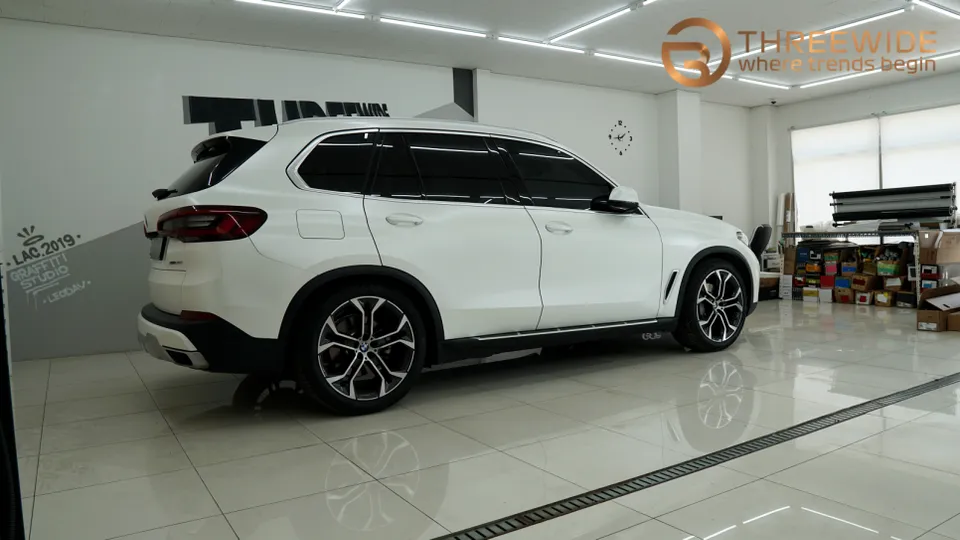 BMW X5のカーラッピング事例|サテンパールホワイト 施工写真 2-3
