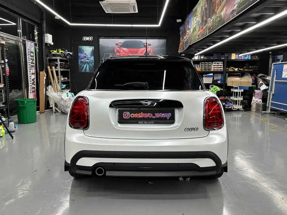 MINI MINI Cooperのカーラッピング事例｜サテンホワイトパール 施工写真 1-1