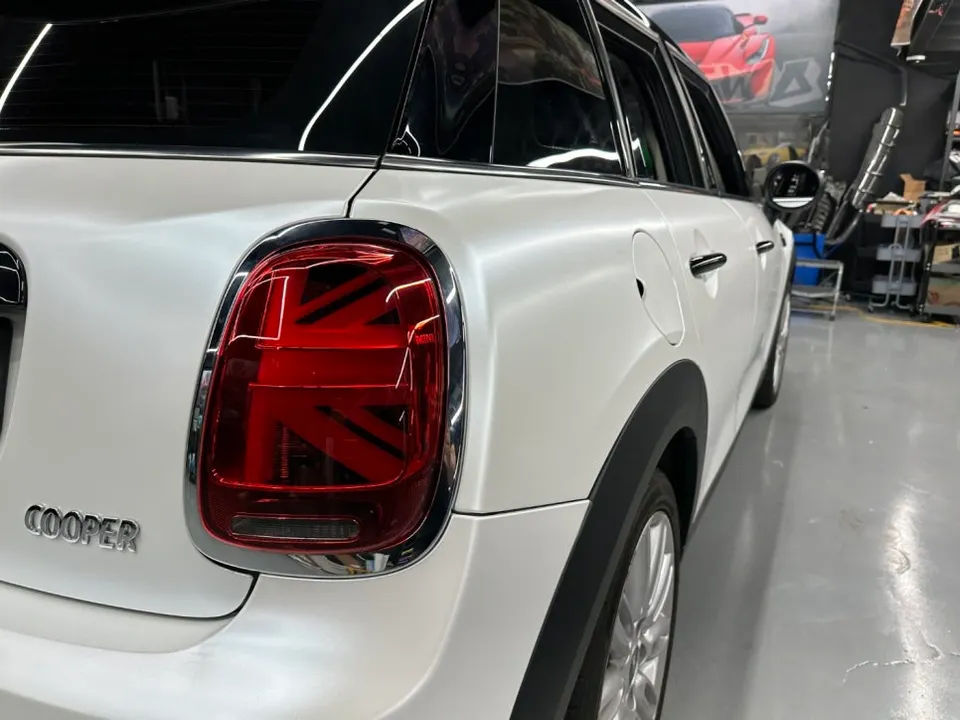 MINI MINI Cooperのカーラッピング事例｜サテンホワイトパール 施工写真 2-1