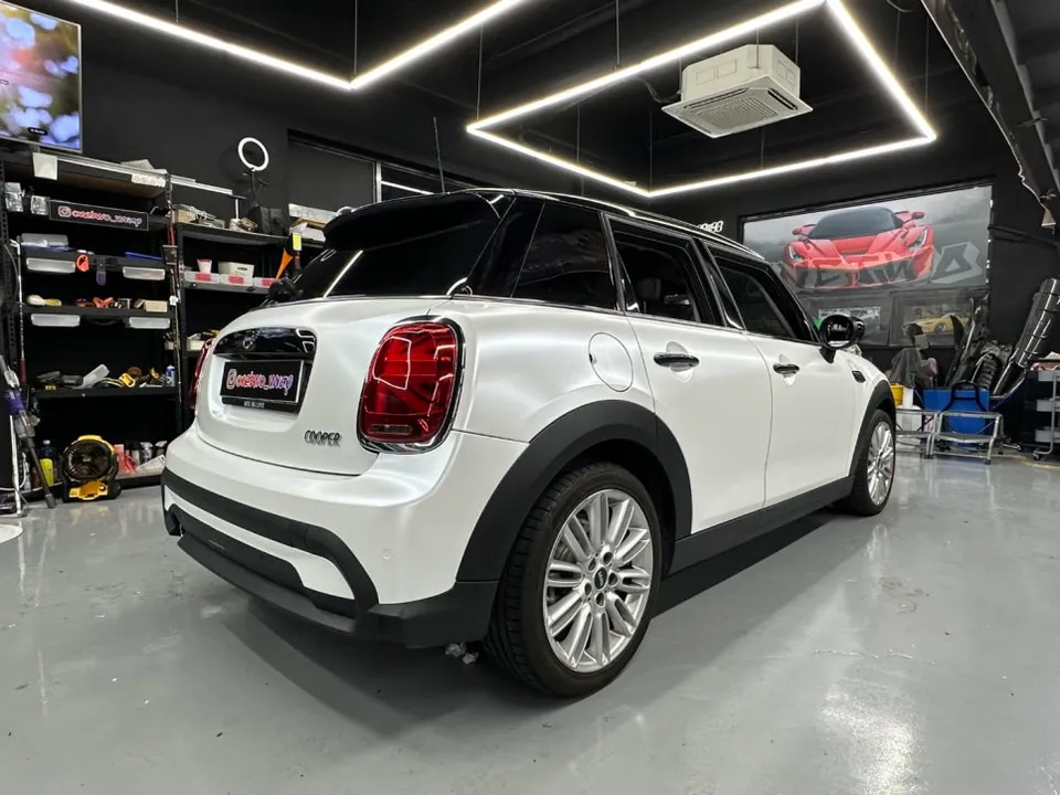 MINI MINI Cooperのカーラッピング事例｜サテンホワイトパール 施工写真 1-2