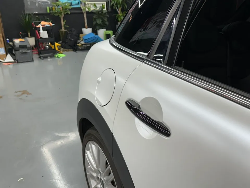 MINI MINI Cooperのカーラッピング事例｜サテンホワイトパール 施工写真 2-2
