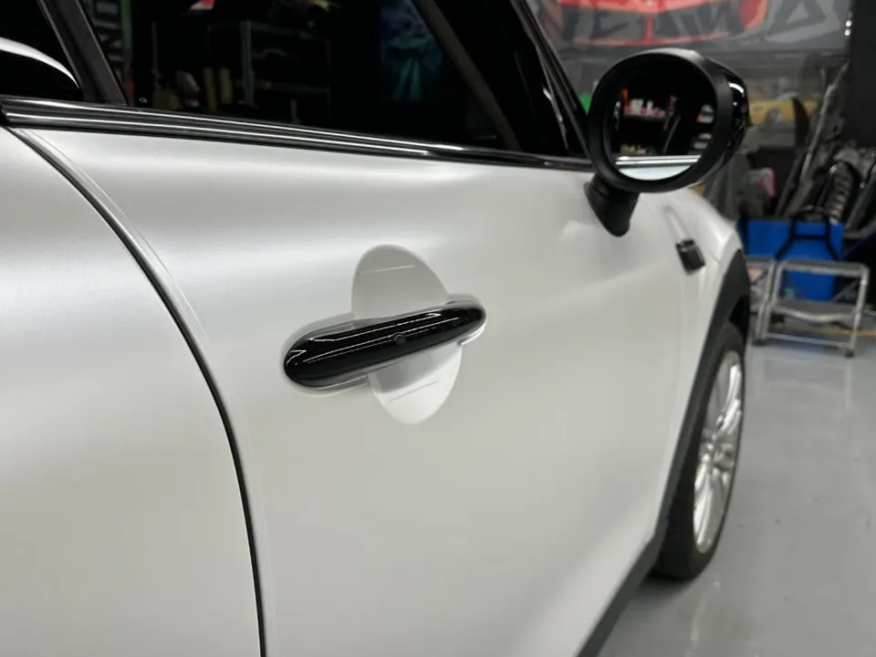 MINI MINI Cooperのカーラッピング事例｜サテンホワイトパール 施工写真 3-2