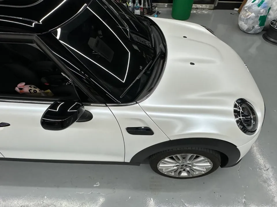 MINI MINI Cooperのカーラッピング事例｜サテンホワイトパール 施工写真 2-3