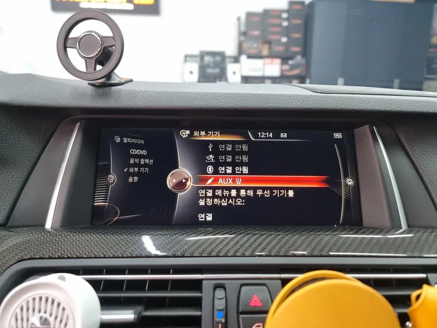 BMW 5 Series F10のAndroid Auto・CarPlay取付事例 施工写真 4-1