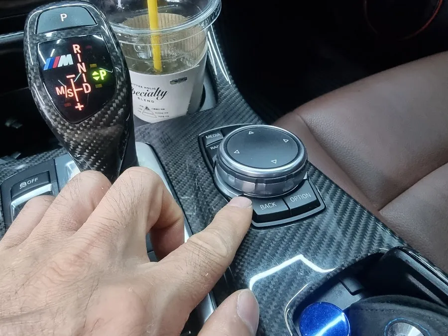 BMW 5 Series F10のAndroid Auto・CarPlay取付事例 施工写真 4-2
